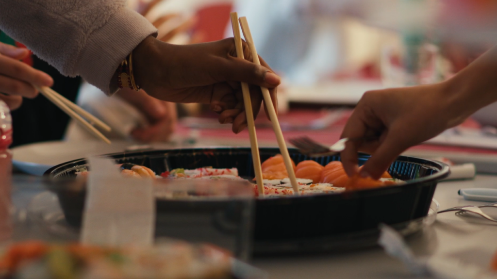 bord met sushi