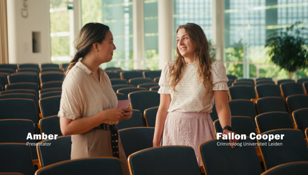 presentator interviewt Fallon in collegezaal