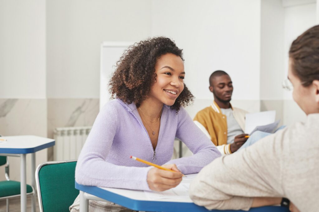 meisje lachend in de klas