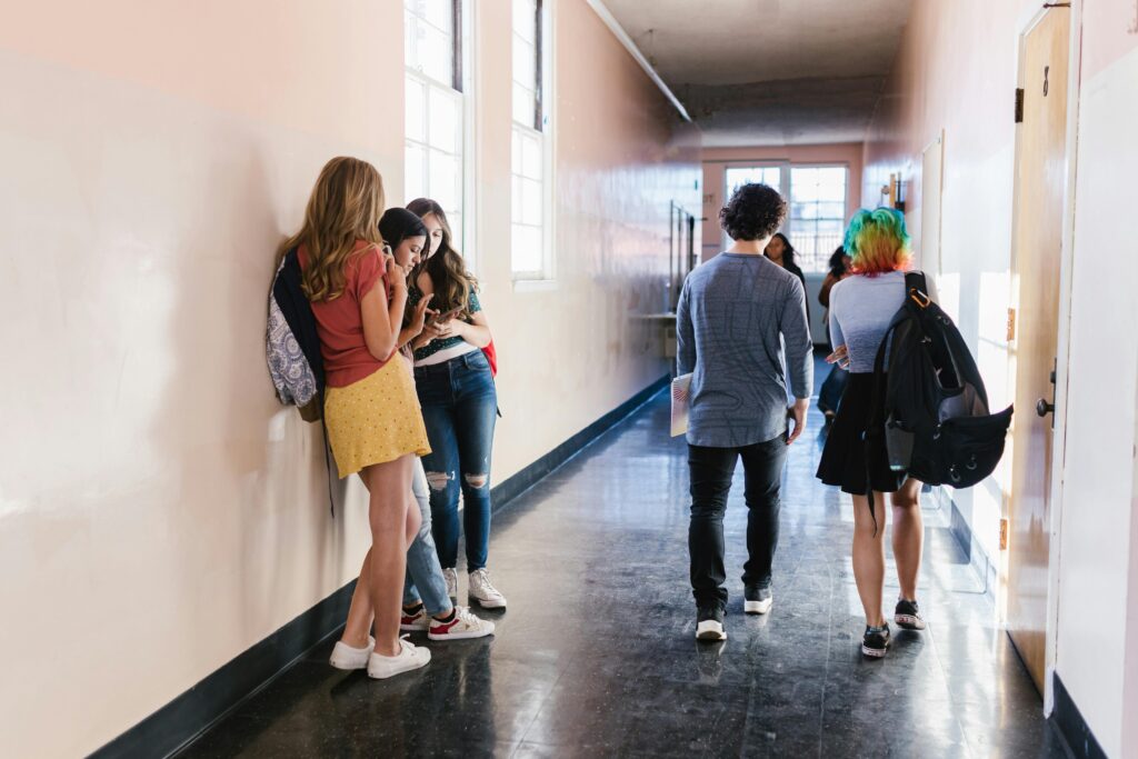 leerlingen in de gang van school