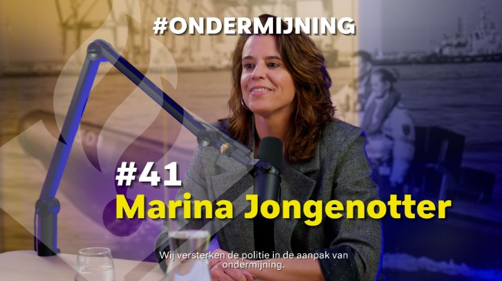 Projectleider Marina aan de podcasttafel