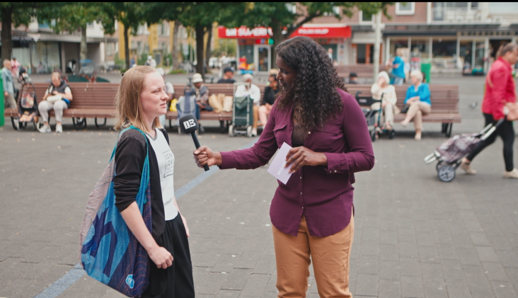 Twintiger interviewt tienermeisje op straat