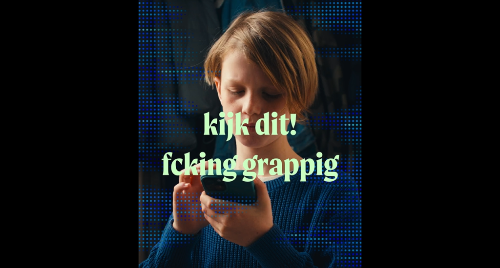 Still van jongen met telefoon uit campagnevideo, met tekst: kijk dit, fcking grappig